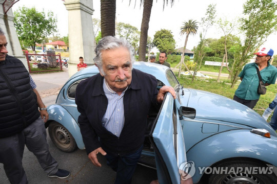 지난달 대선 당시 자신의 비틀을 타고 투표소 도착한 무히카 전 대통령.AFP=연합뉴스 제공